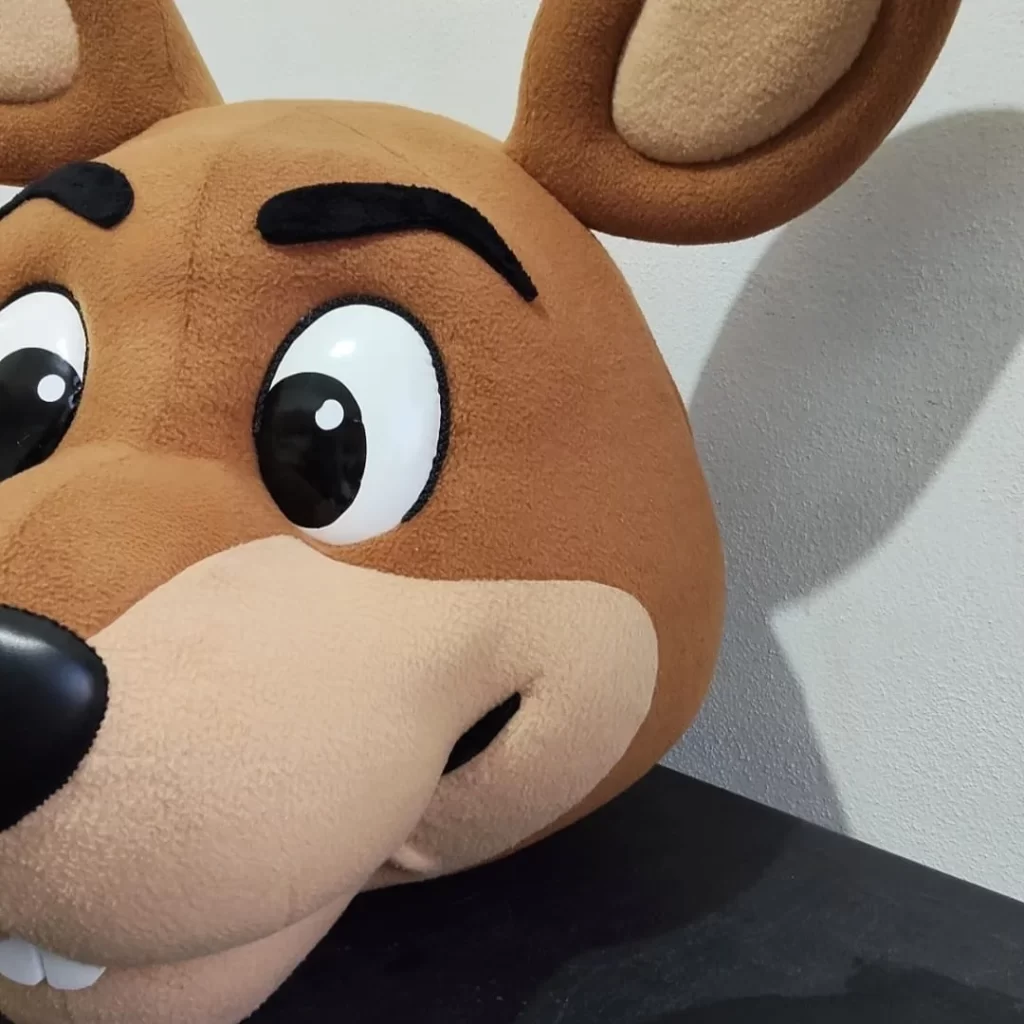 Limpiezaprofesional de botarga realizada por un técnico con los equipos y productos especializados para botargas en Querétaro